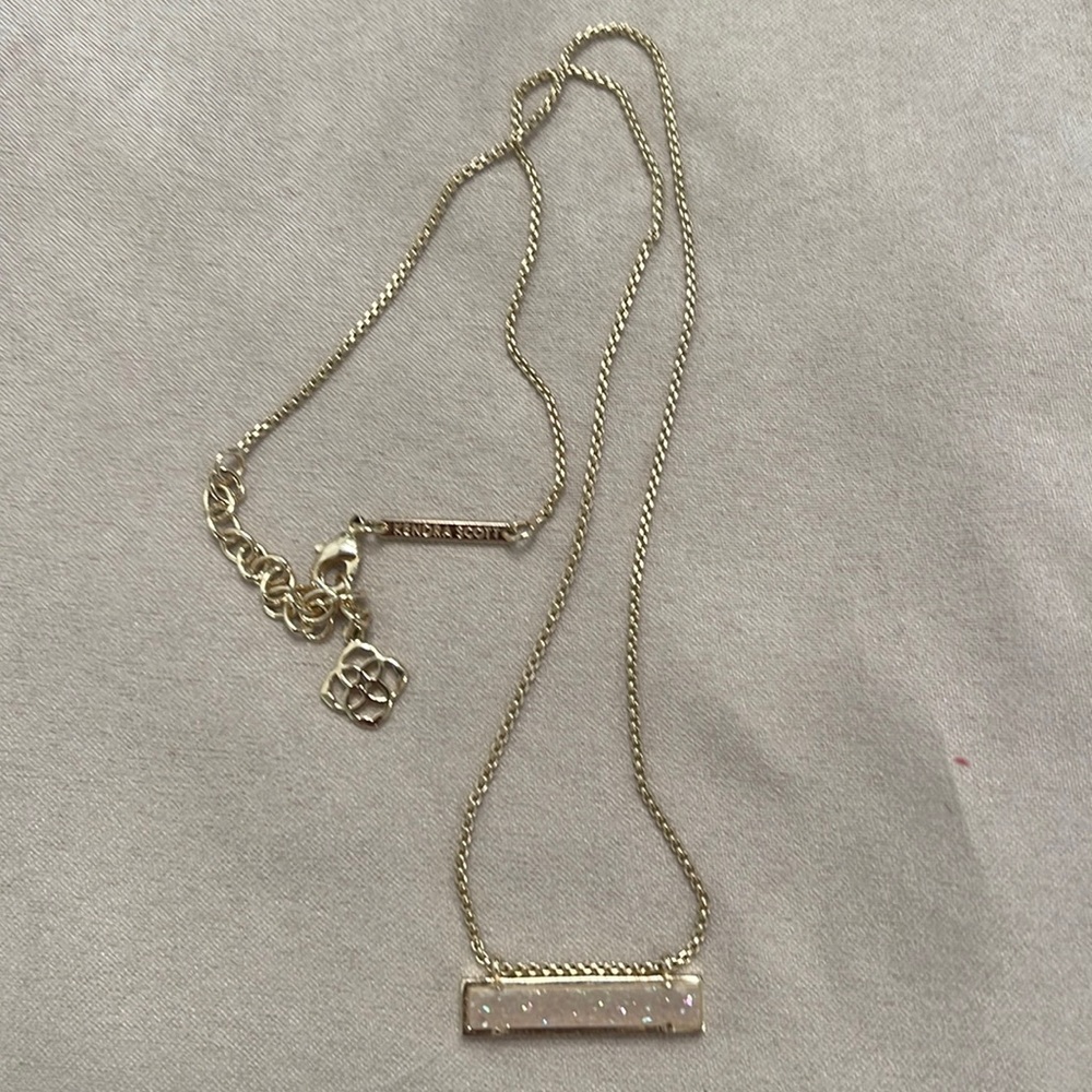 Kendra Scott Eleanor Pendant Necklace. Iridescent drusy